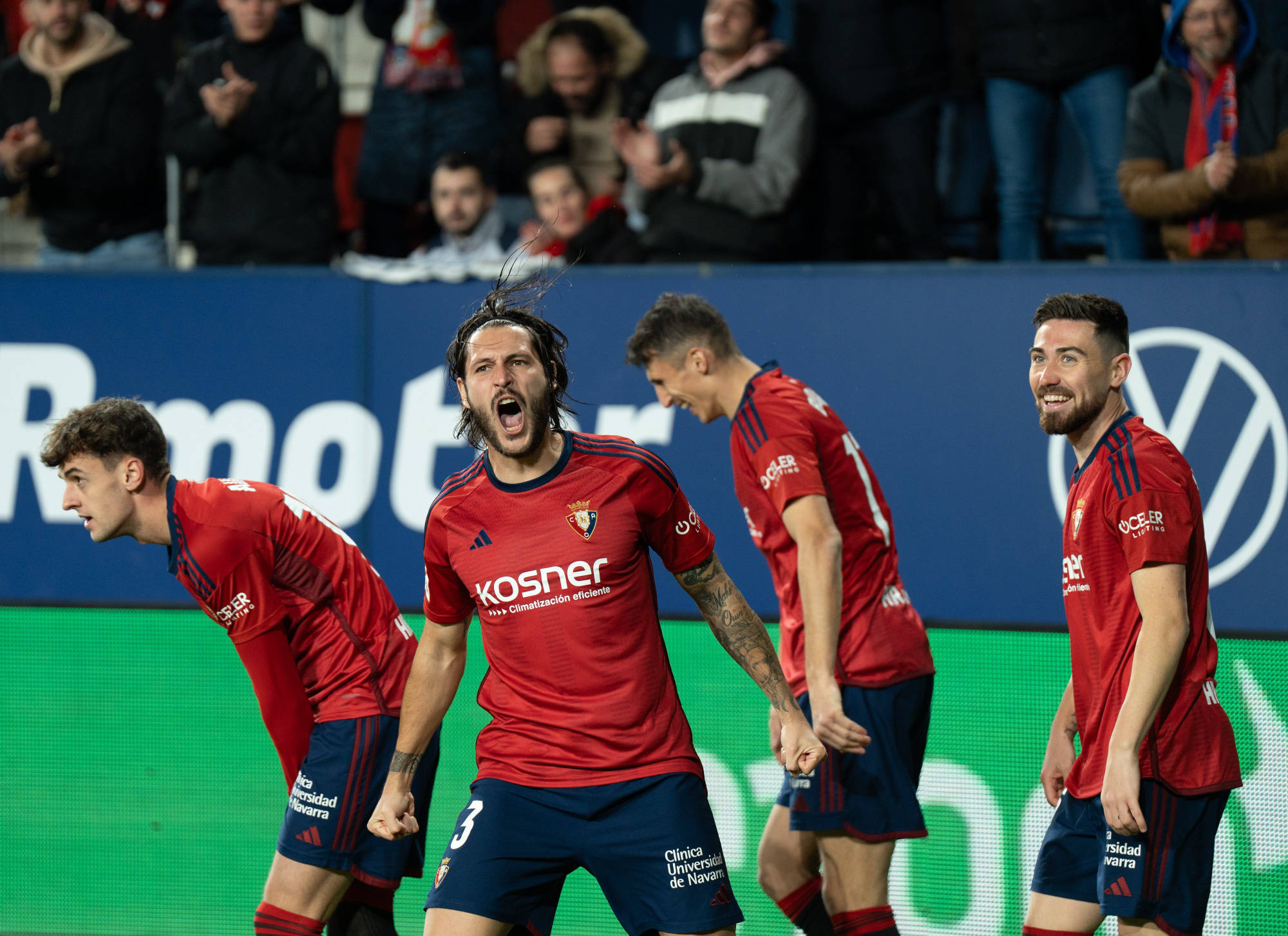 包含奥萨苏纳中场精彩传球，助球队打破僵局的词条