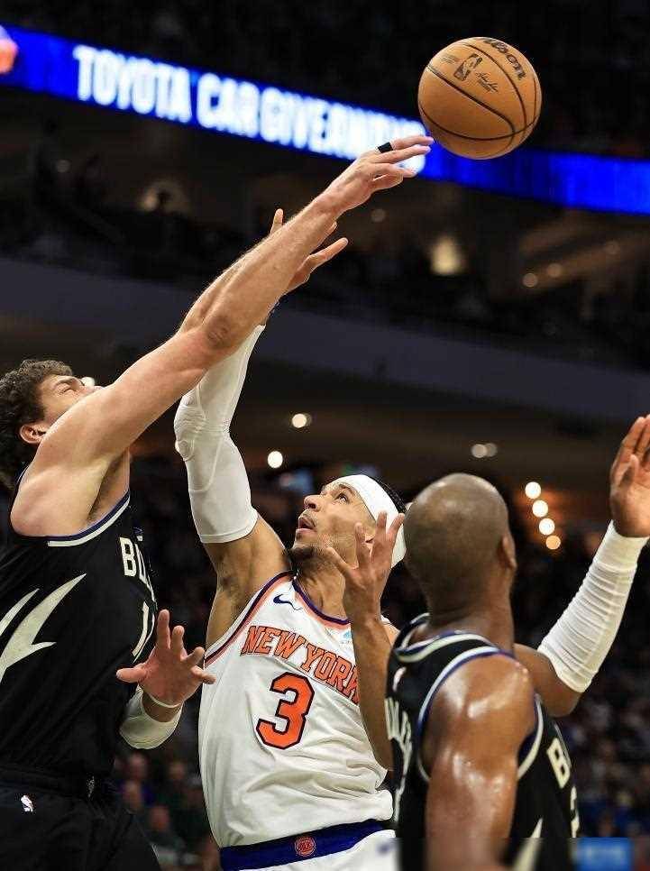 雄鹿队高效进攻,赢得球迷掌声 雄鹿队高效进攻,赢得球迷掌声