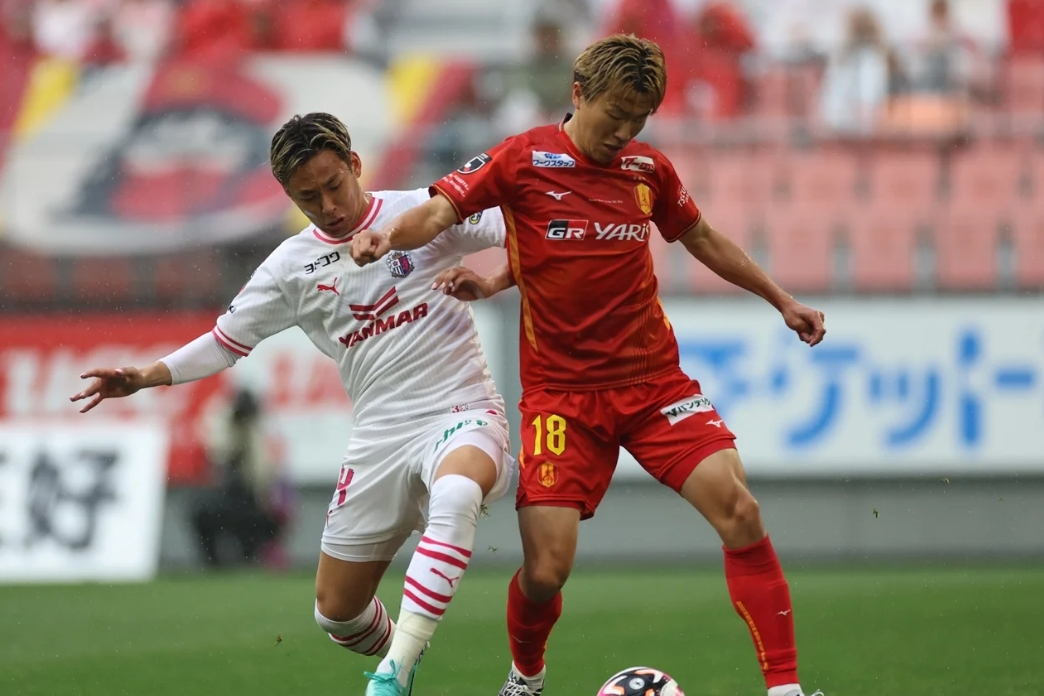 日本球队在训练场上加倍努力