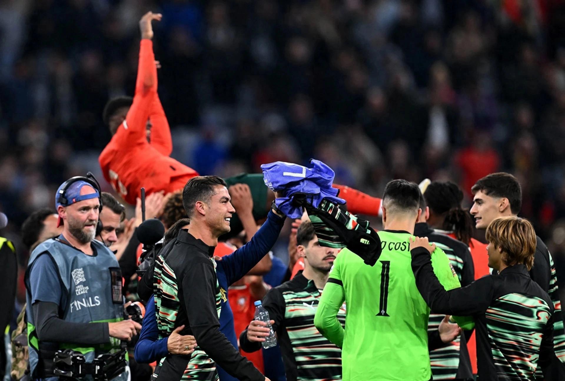 欧洲豪强火力全开，战胜对手晋级