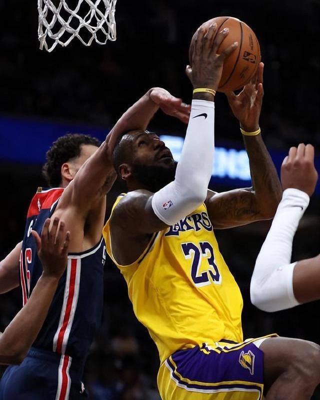 湖人主场大胜奇才，詹皇贡献30分