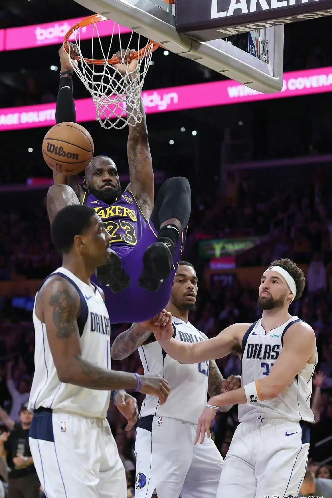 詹姆斯再砍三双，领导骑士豪取胜利的简单介绍